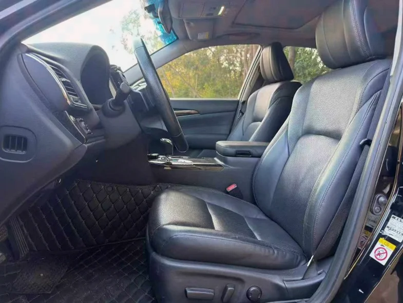 丰田皇冠 后面外观一