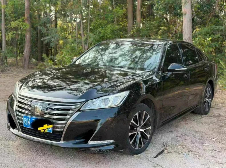 丰田皇冠 正面外观二