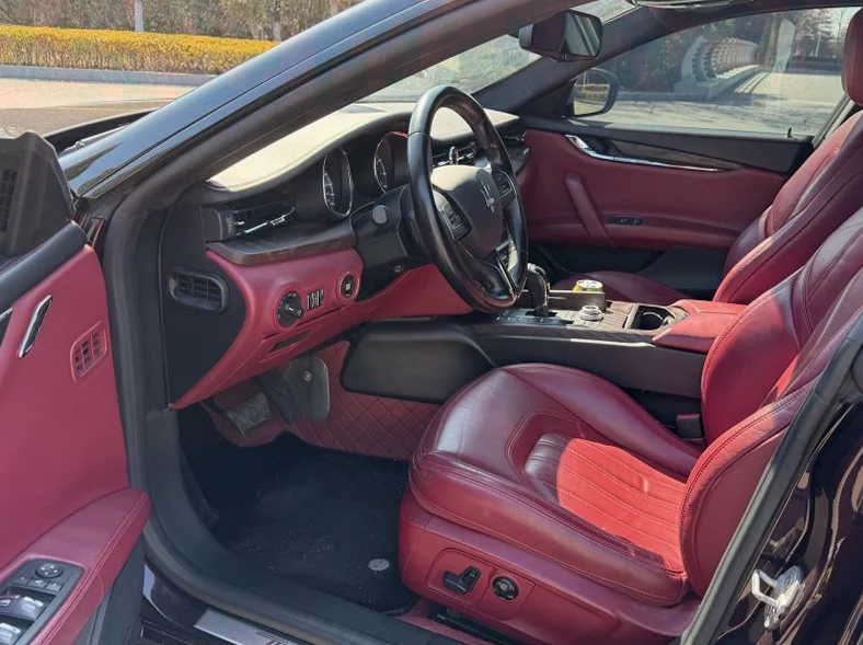 玛莎拉蒂总裁 驾驶室