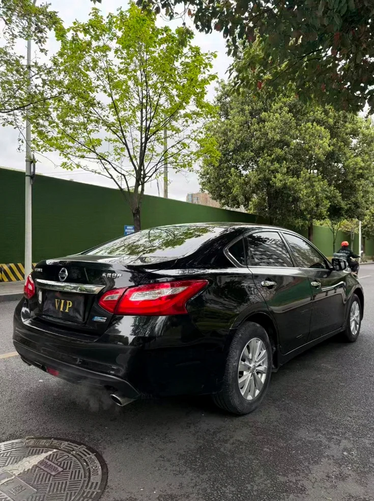 日产天籁 后面外观三