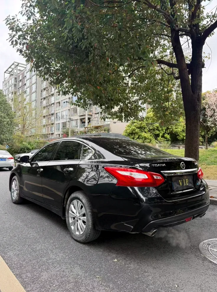 日产天籁 后面外观一