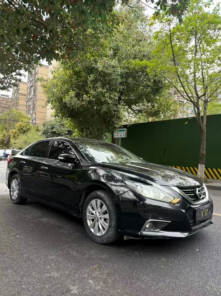 日产天籁 正面外观二