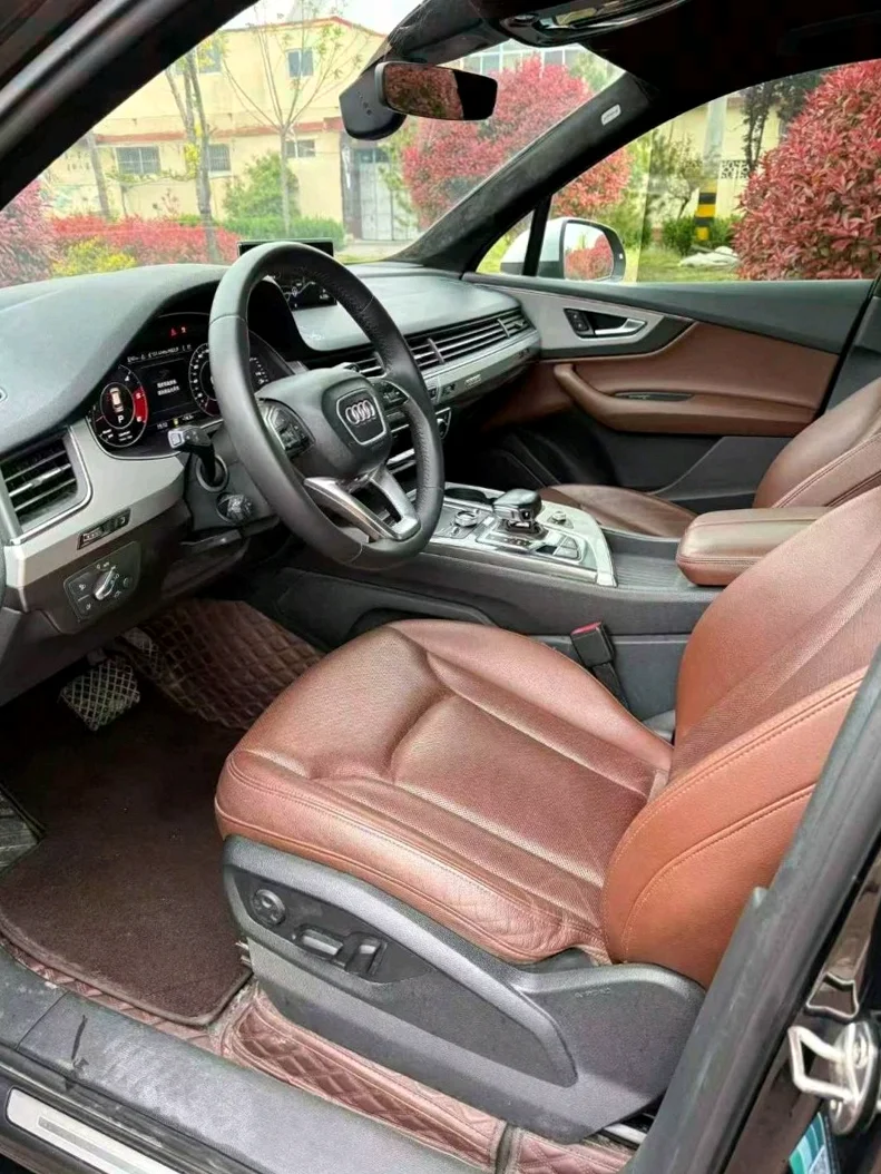 奥迪Q7 内饰前排