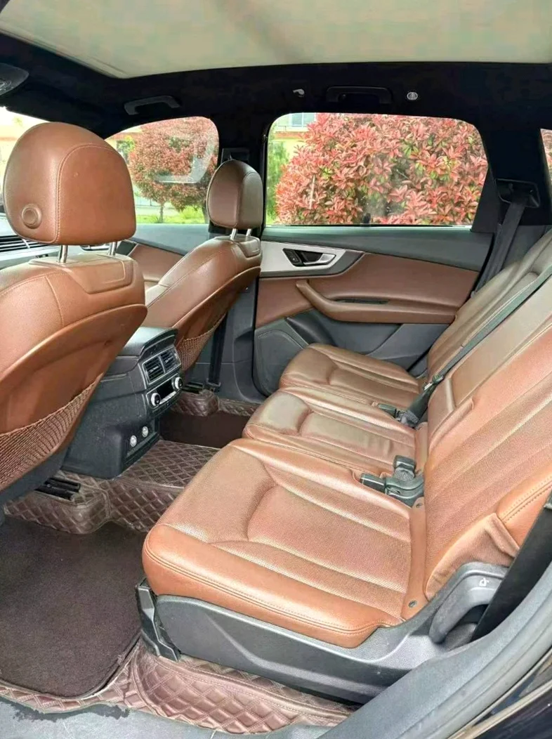 奥迪Q7 内饰后排