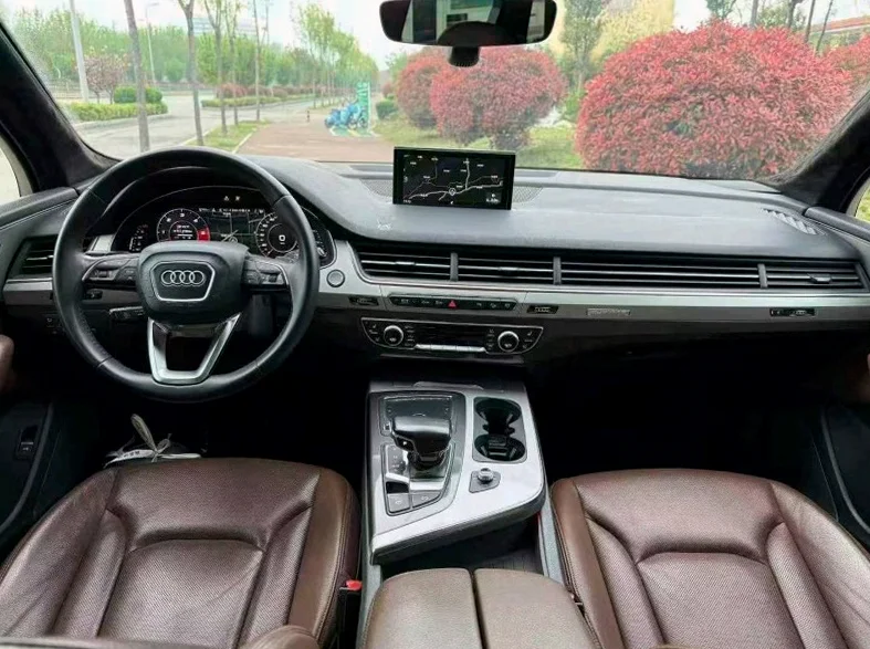 奥迪Q7 驾驶室