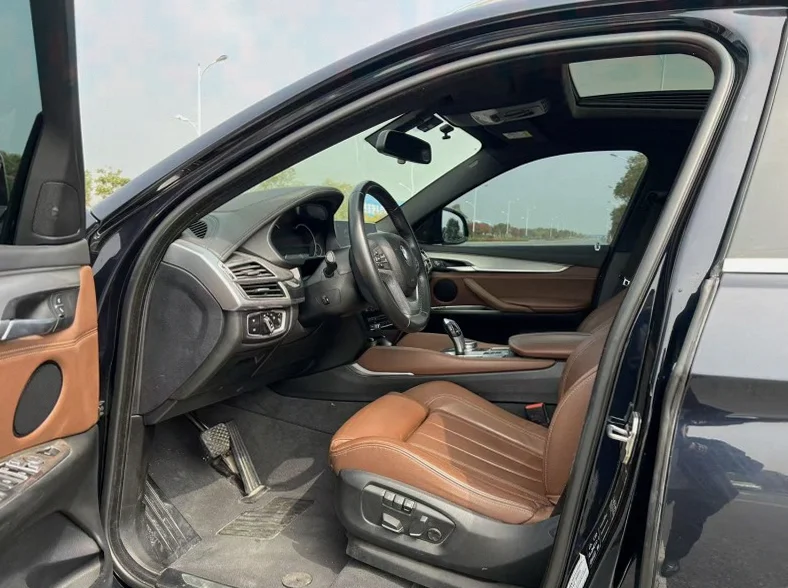 宝马X6 内饰前排