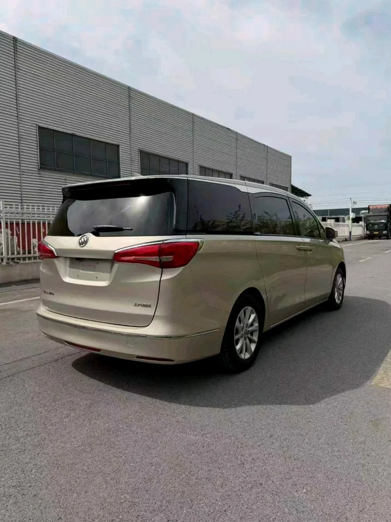 别克GL8 内饰前排