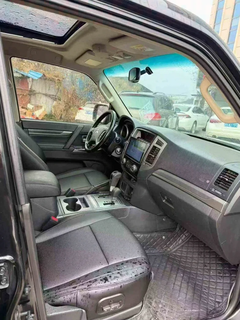 三菱帕杰罗 后面外观二