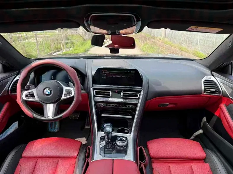 宝马8系 后面外观一