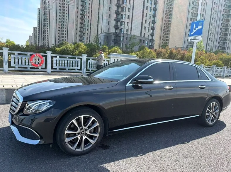 奔驰E 正面外观二