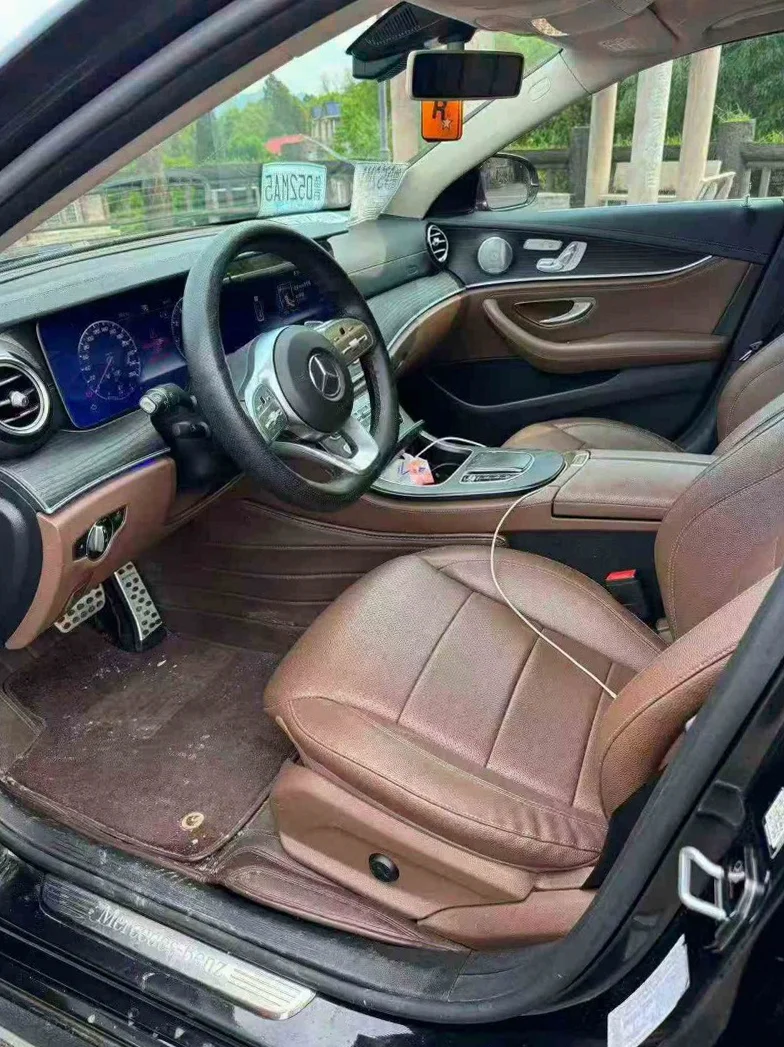 奔驰E 后面外观一