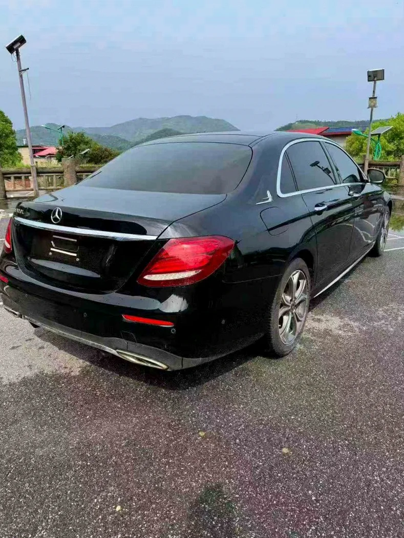 奔驰E 内饰后排