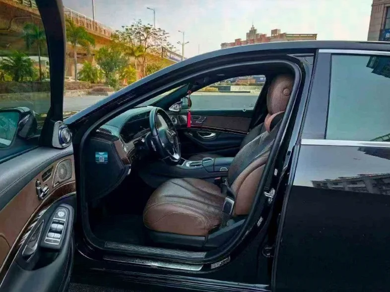 奔驰S 后面外观一