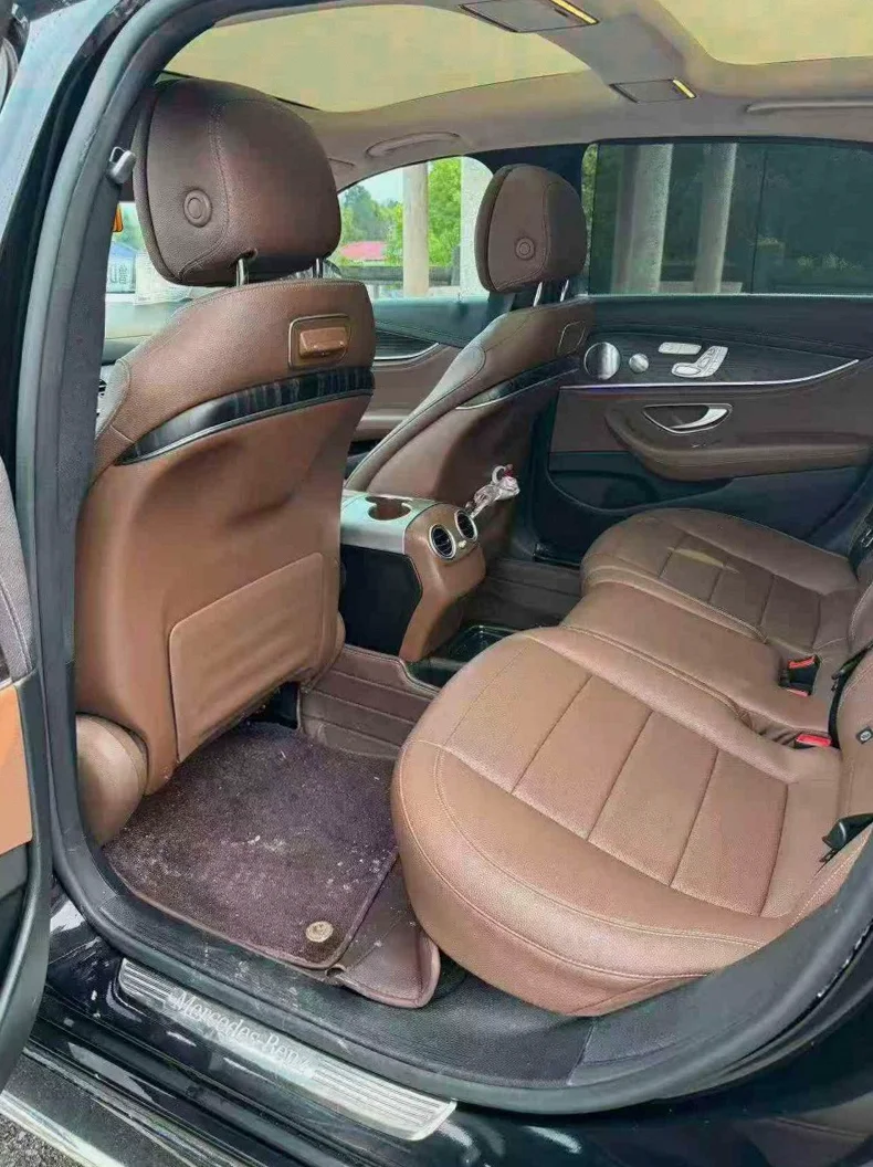 奔驰E 内饰前排