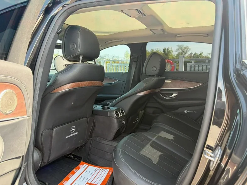 奔驰E 后面外观三