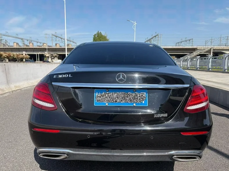 奔驰E 后面外观一