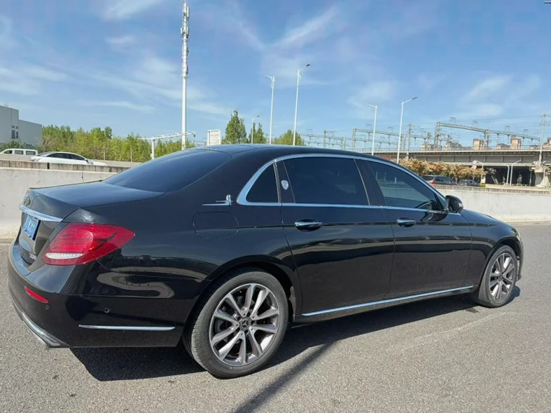 奔驰E 内饰后排