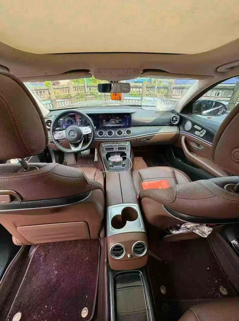 奔驰E 后面外观三