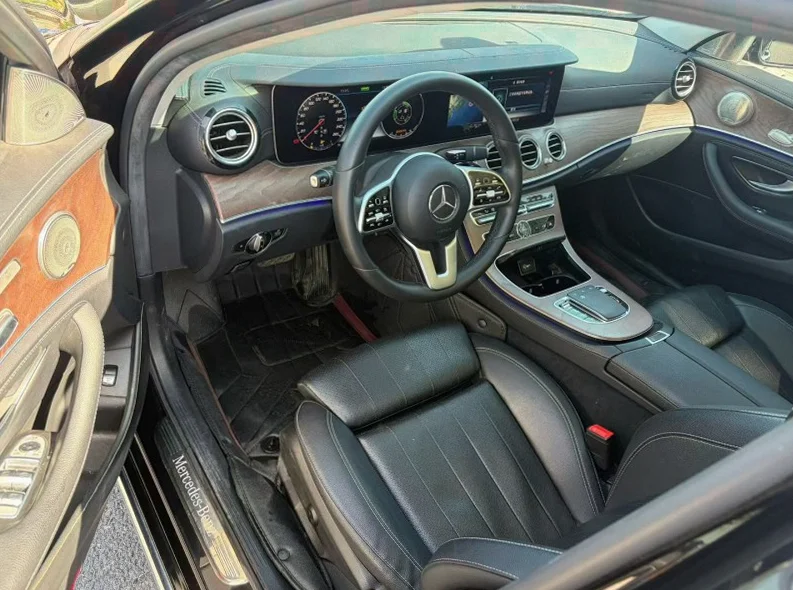 奔驰E 内饰前排