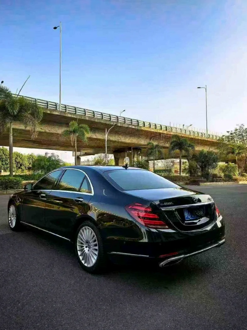 奔驰S 内饰后排