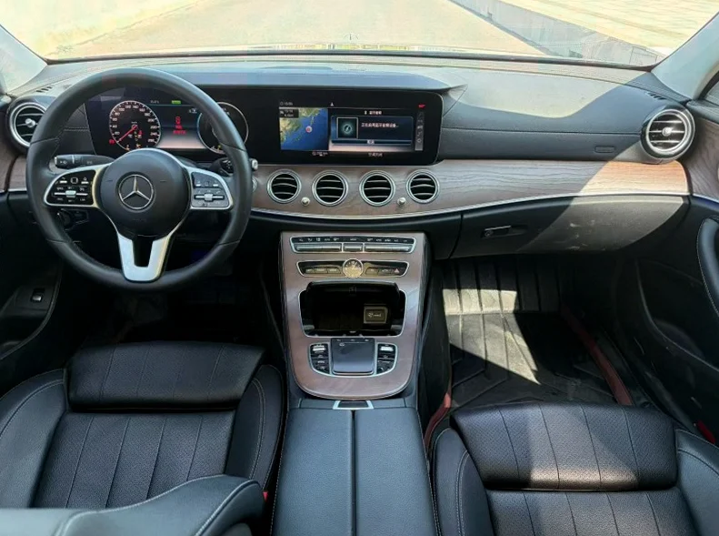 奔驰E 驾驶室