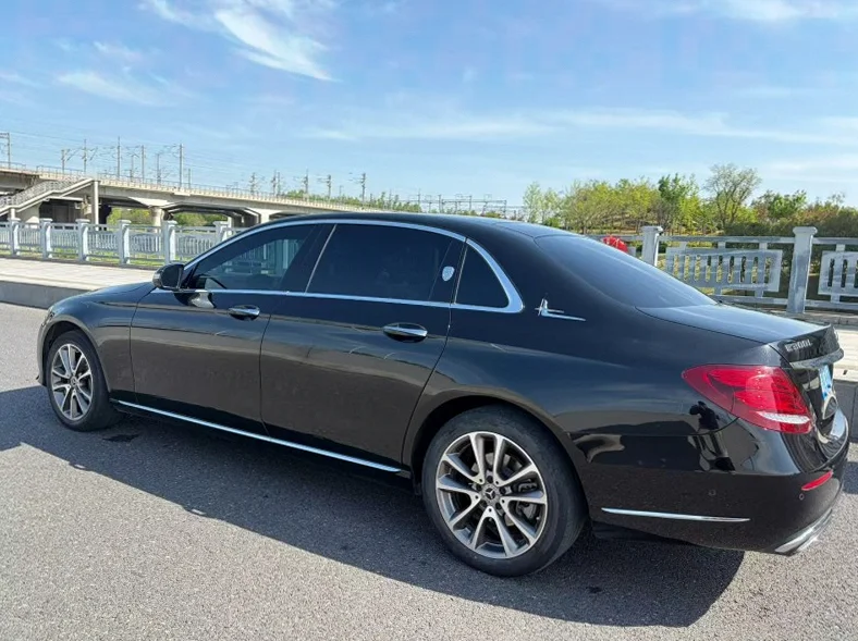 奔驰E 后面外观二