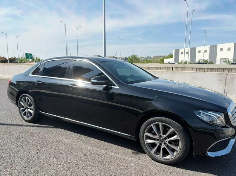 奔驰E 正面外观三