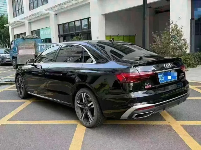 奥迪A4L 内饰后排