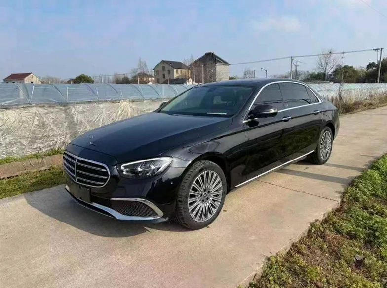 奔驰E 正面外观二