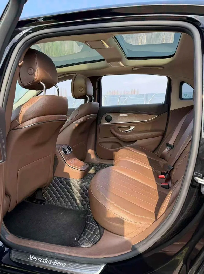 奔驰E 后面外观三