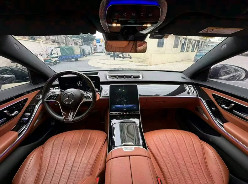 奔驰S 后面外观三