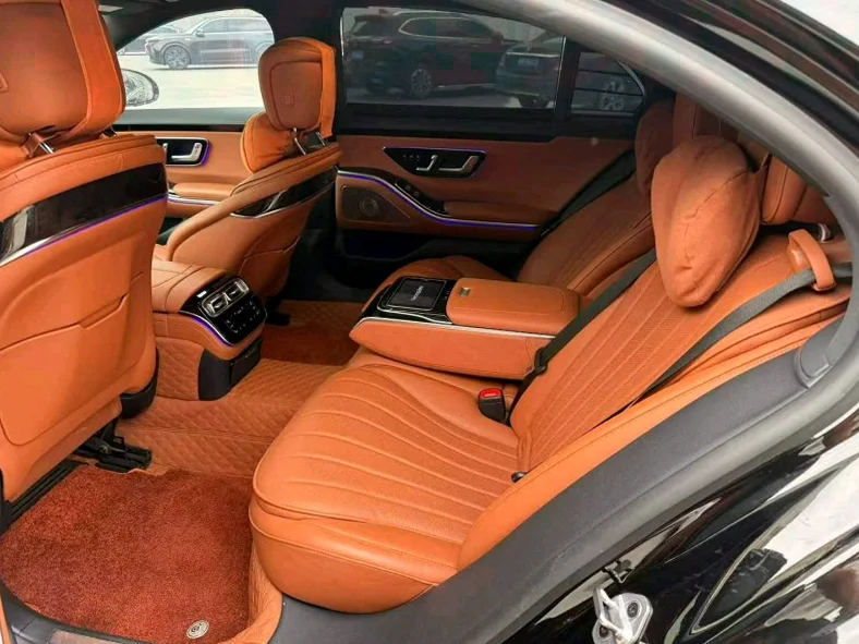 奔驰S 后面外观二