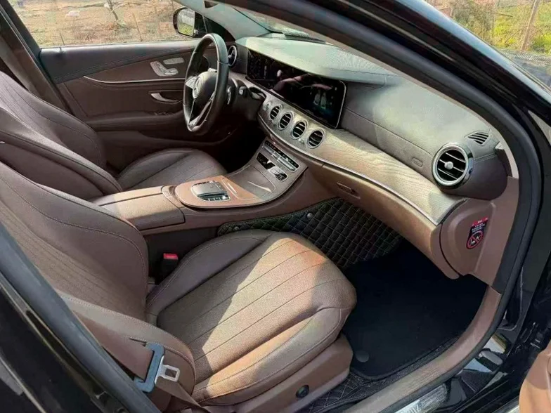 奔驰E 后面外观二