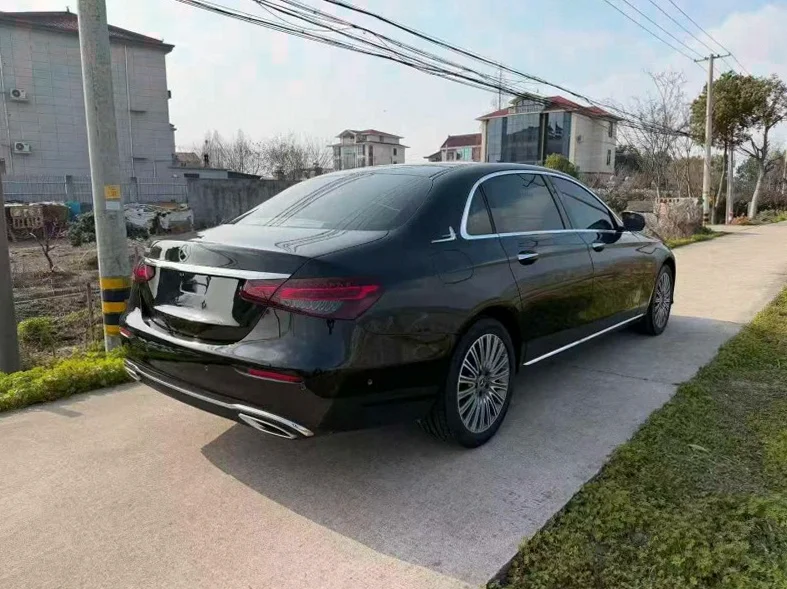 奔驰E 内饰后排