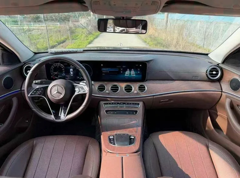 奔驰E 后面外观一