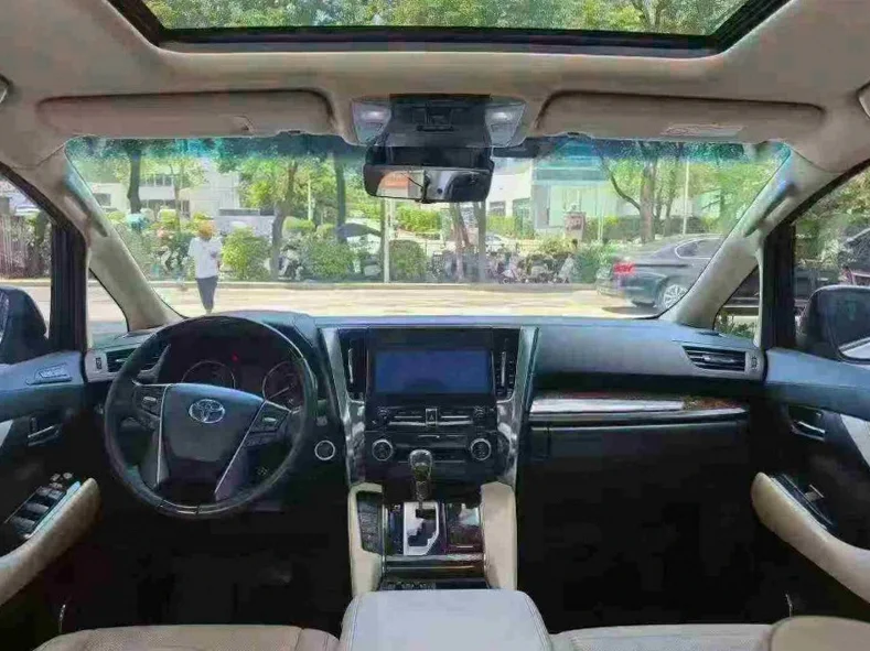 丰田埃尔法 后面外观一