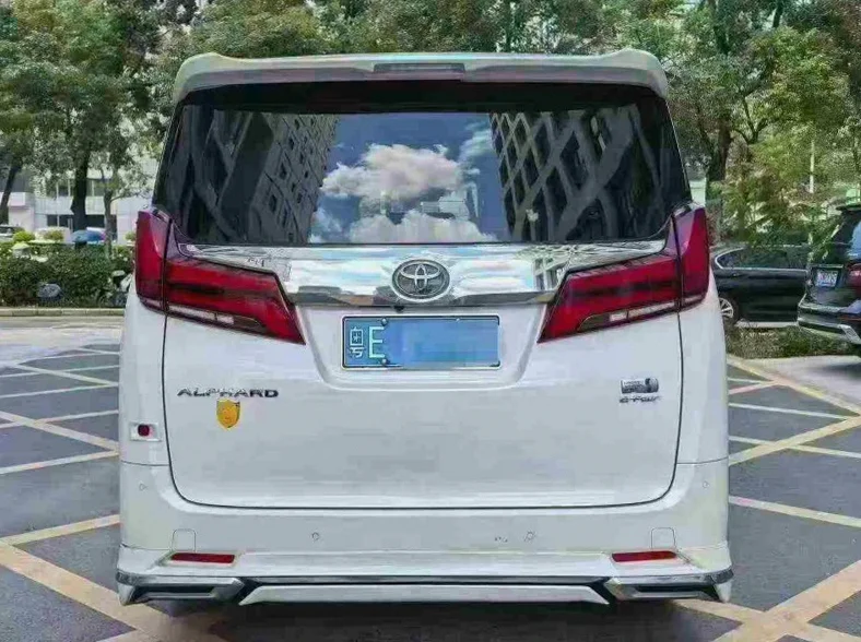 丰田埃尔法 驾驶室