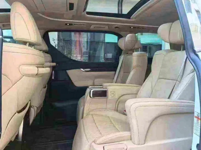 丰田埃尔法 后面外观三