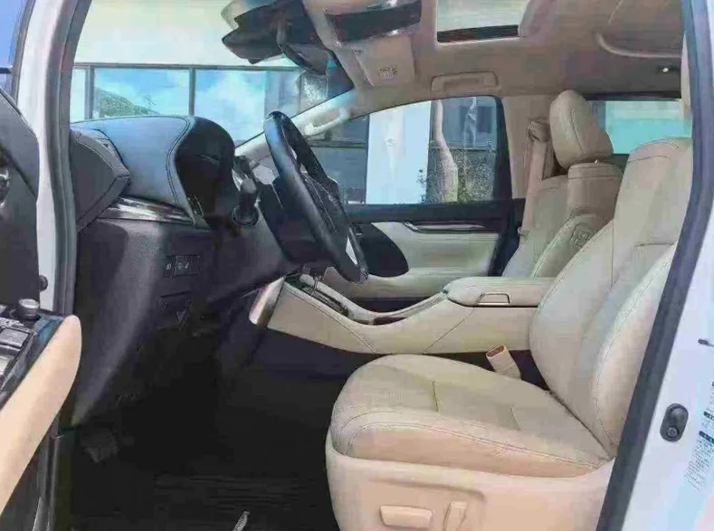 丰田埃尔法 后面外观二