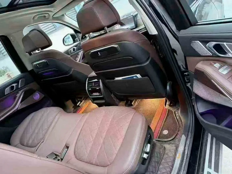 宝马X7 正面外观三