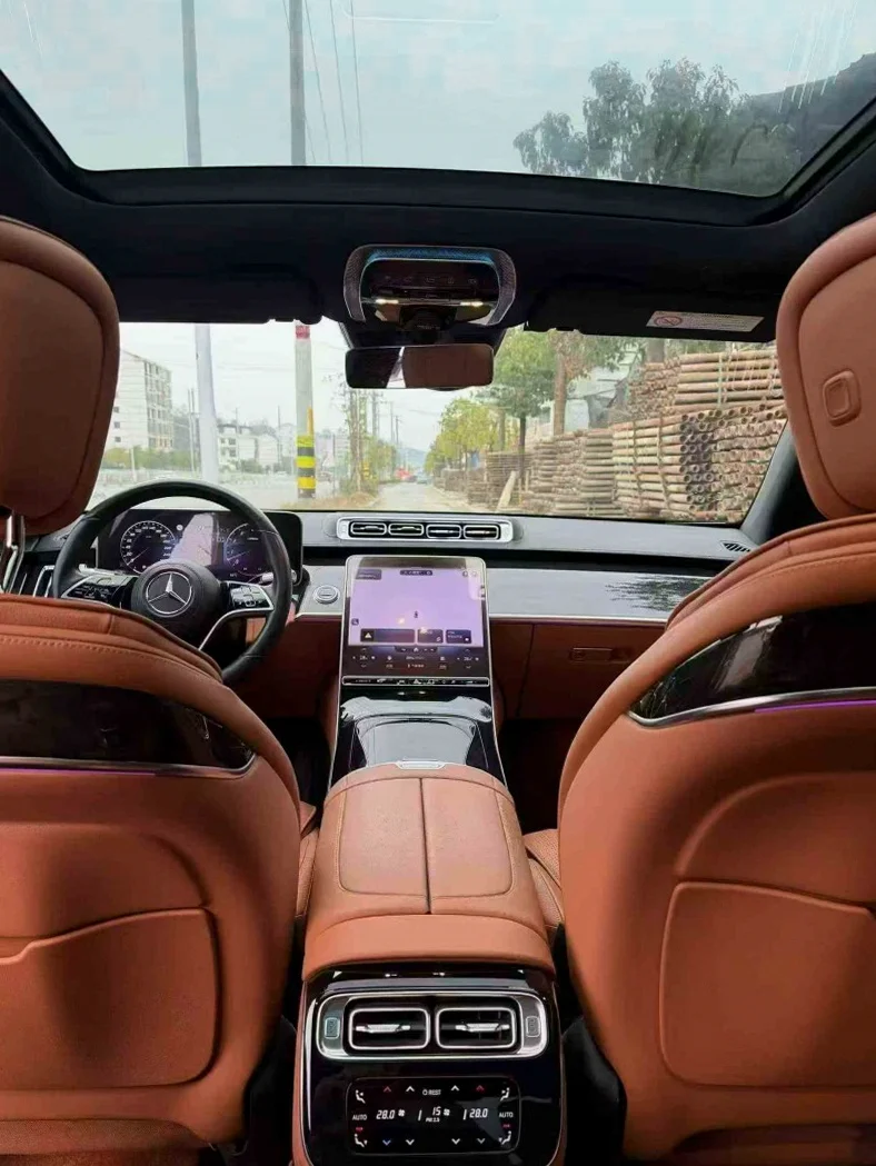 奔驰S 后面外观一