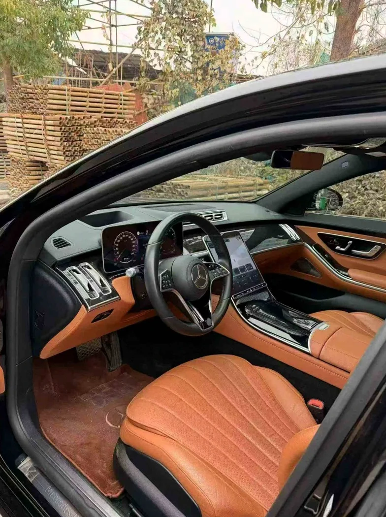 奔驰S 后面外观三