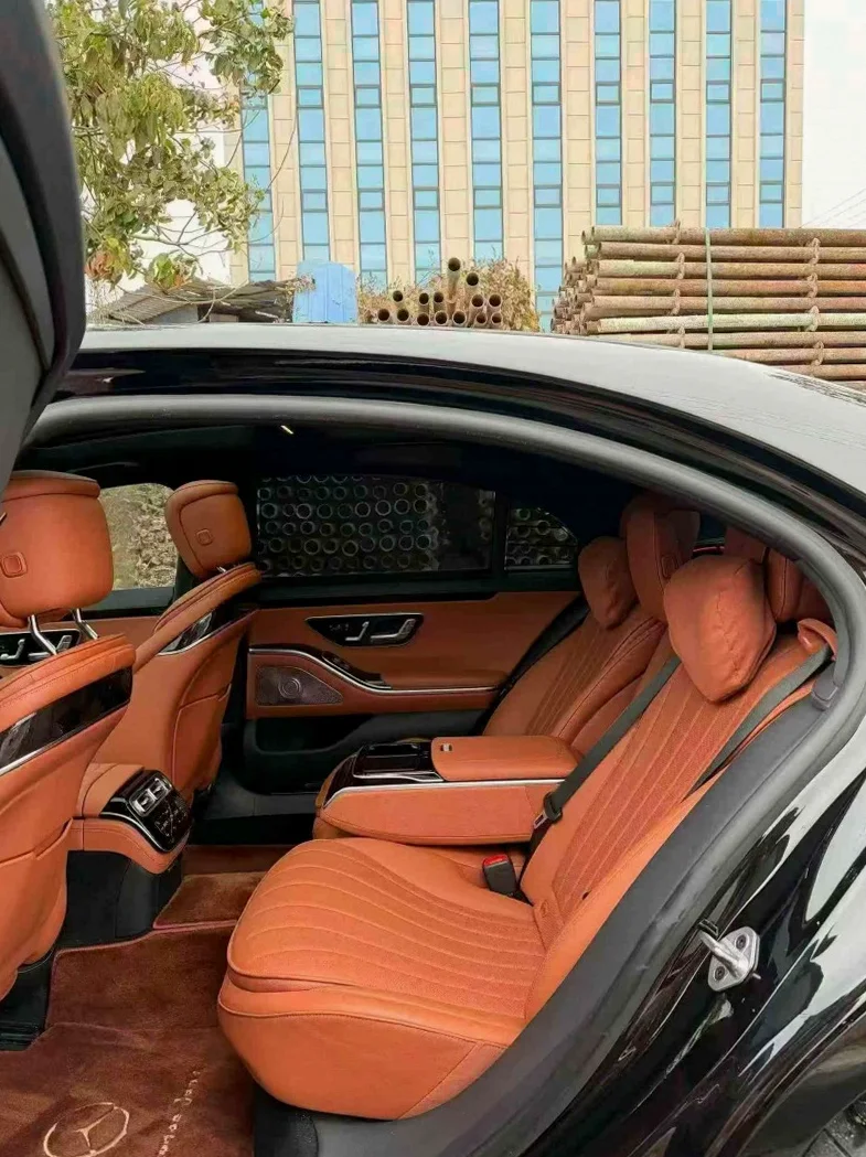 奔驰S 后面外观二