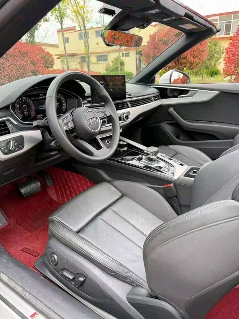 奥迪A5 内饰前排