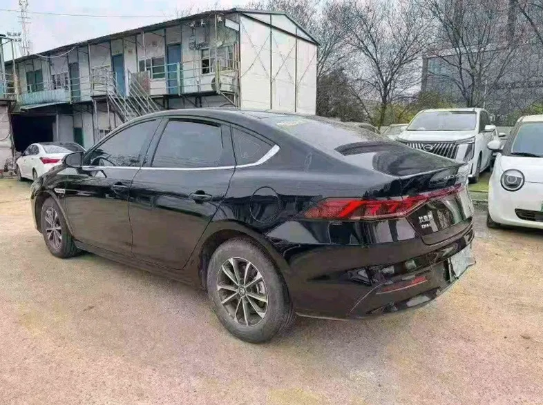 比亚迪秦 内饰后排