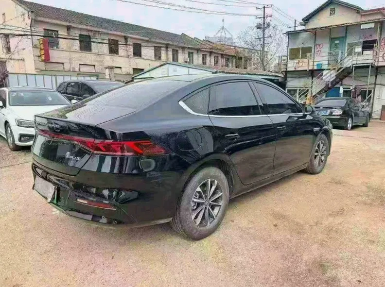 比亚迪秦 内饰前排