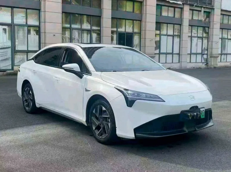 传祺埃安S 正面外观三