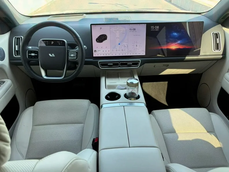 理想L6 内饰前排