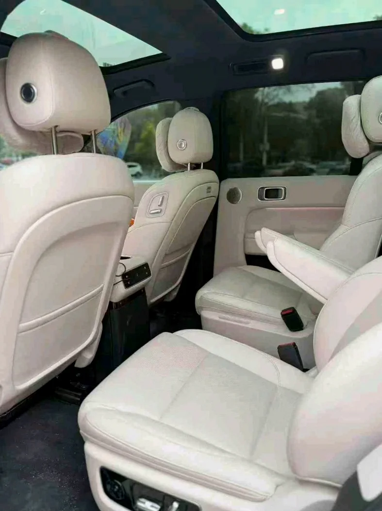 理想L8 正面外观三