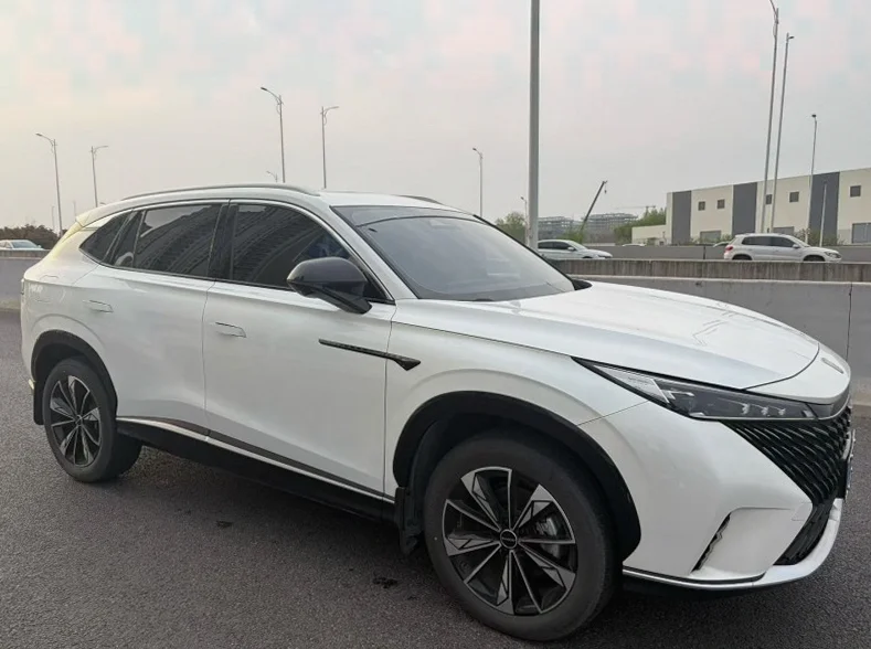 荣威RX5 正面外观三